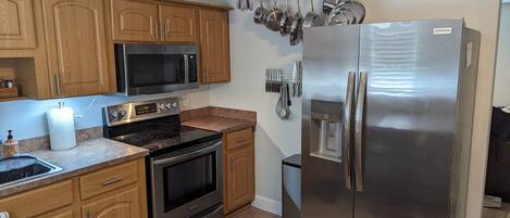 Een koelkast, een microgolfoven, een oven, een kookplaat