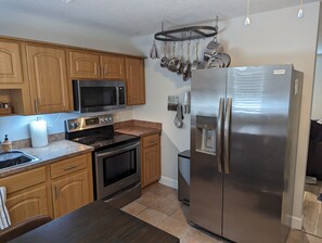 Fridge, microwave, oven, stovetop - Quiet 2 bedroom duplex apartment in historic neighborhood, near City and Beach. (West Palm Beach)