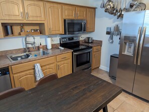 Fridge, microwave, oven, stovetop - Quiet 2 bedroom duplex apartment in historic neighborhood, near City and Beach. (West Palm Beach)