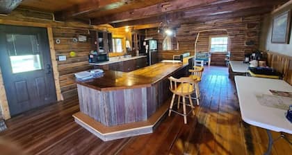 Larsen Rustic Secluded Log Cabin W/Outdoor Hot Tub