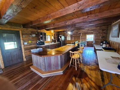 Larsen Rustic Secluded Log Cabin W/Outdoor Hot Tub