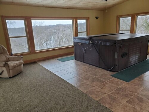 Larsen Farm Secluded Farmhouse with Hotub
