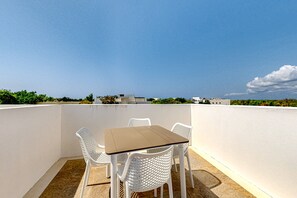 Outdoor dining - Lock-off apartment with balcony, rooftop pool, & kitchen - near beach (Akumal)