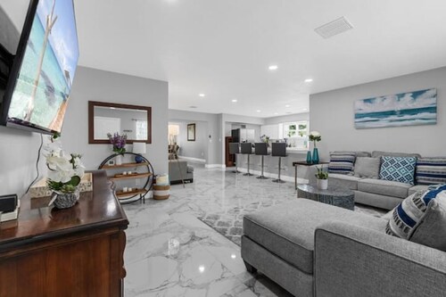 NEWLY! Spacious Beach Modern Home in Heart of MB