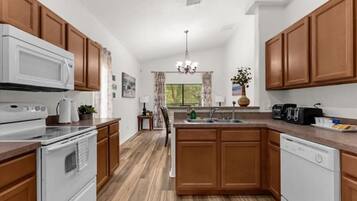 Køleskab, mikrobølgeovn, ovn, kogeplade