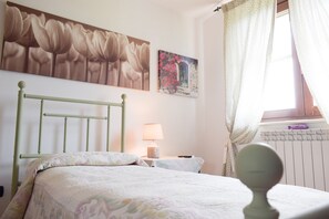 3 slaapkamers, een strijkplank/strijkijzer, gratis wifi, beddengoed