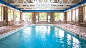 Una piscina techada, una piscina al aire libre