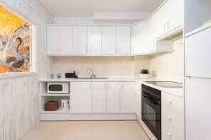 Fridge, microwave, oven, stovetop - EDEN RENTALS La Morada de Otazzo (La Orotava)