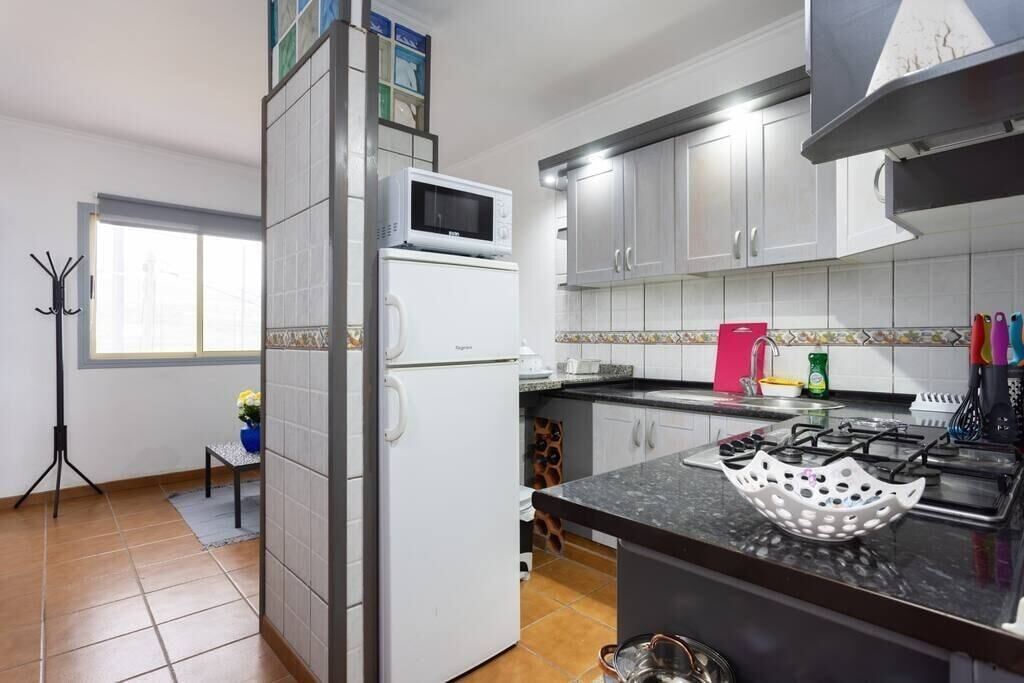 Jääkaappi, mikroaaltouuni, uuni, liesi