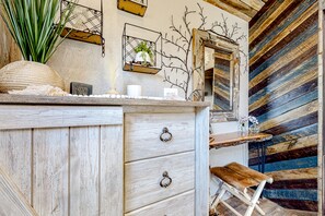 Interior - Rustic getaway with fireplace, patio area, board games, full kitchen, & TV (Kalispell)