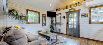 Rustic getaway with fireplace, patio area, board games, full kitchen, & TV
