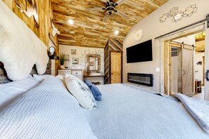 1 bedroom, internet, bed sheets - Rustic getaway with fireplace, patio area, board games, full kitchen, & TV (Kalispell)