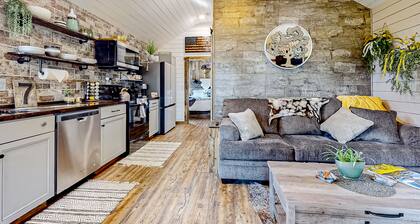 Rustic getaway with fireplace, patio area, board games, full kitchen, & TV