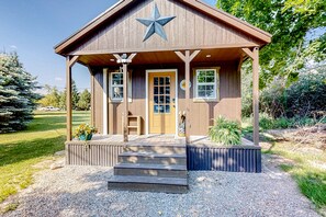 Exterior - Rustic getaway with fireplace, patio area, board games, full kitchen, & TV (Kalispell)