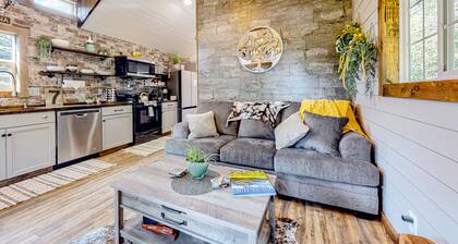 Rustic getaway with fireplace, patio area, board games, full kitchen, & TV