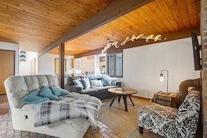 TV, fireplace, books, streaming services - Town of Bethany Beach home near beach with bikes, W/D, AC & inviting patio (Bethany Beach)