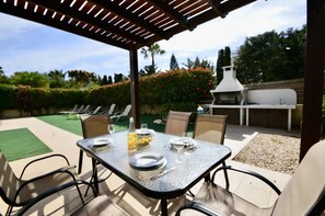Villa | Restaurante al aire libre