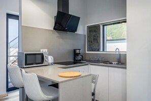 Refrigerador, microondas, cafetera y tetera y tetera eléctrica 