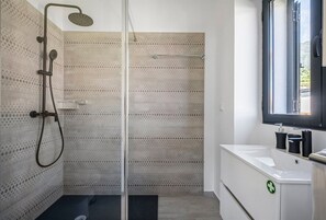 Shower, hair dryer, towels