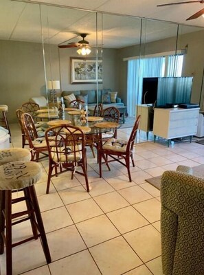 Dining - GROUND FLOOR UNIT ...Beach Lovers Wanted! (Ormond Beach)