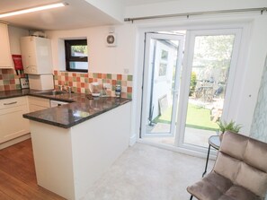 Dishwasher, cookware/dishes/utensils - Harbour Cottage (Bridlington)