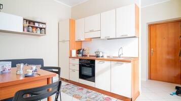 Fridge, oven, coffee/tea maker, electric kettle