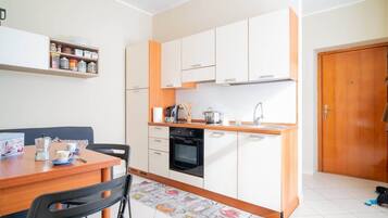 Fridge, oven, stovetop, coffee/tea maker