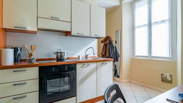 Fridge, oven, coffee/tea maker, electric kettle