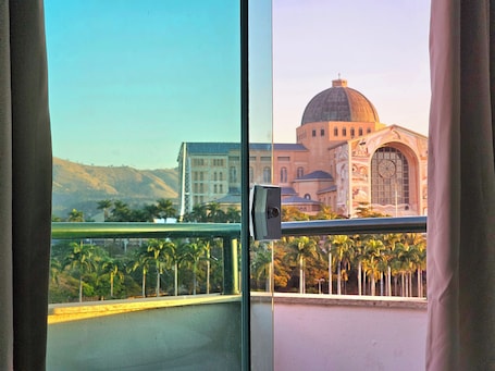 Escritorio, wifi gratis y ropa de cama