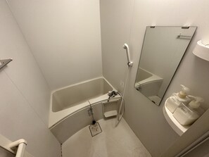 シャワー付き浴槽、ヘアドライヤー、タオル、シャンプー