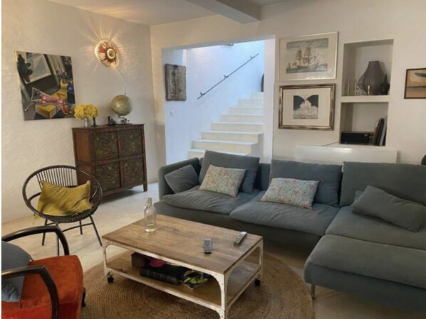 TV, fireplace, table tennis, books