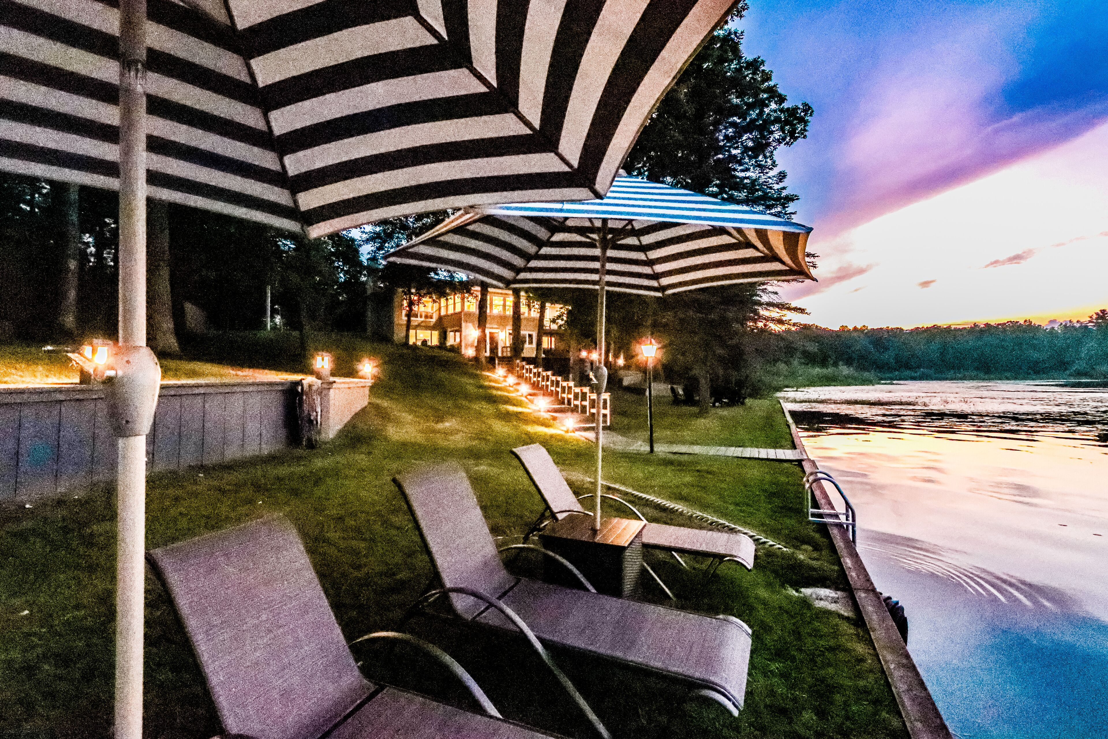 Private, lakefront, kayaks, 2 acres, family friendly, near trails, Dock May 2024