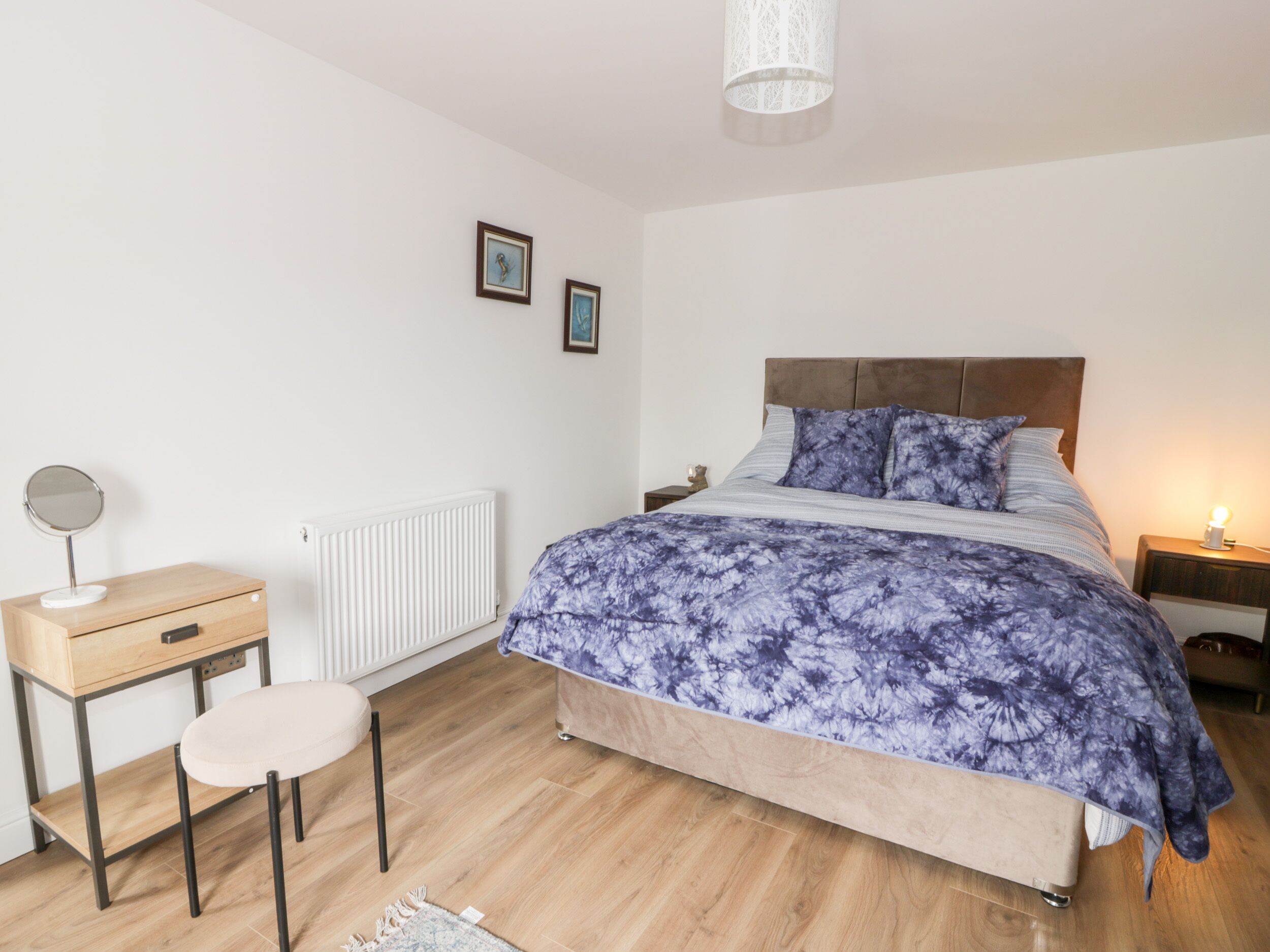 2 kamar tidur dan didekorasi berbeda-beda