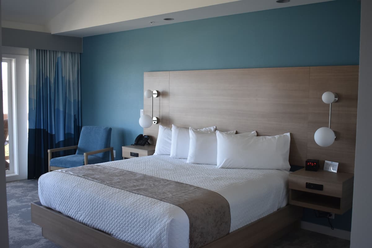 Honeymoon Studio Suite, 1 King Bed with Sofa bed, Fireplace, Ocean View | Blackout curtains, iron/ironing board, free WiFi, bed sheets