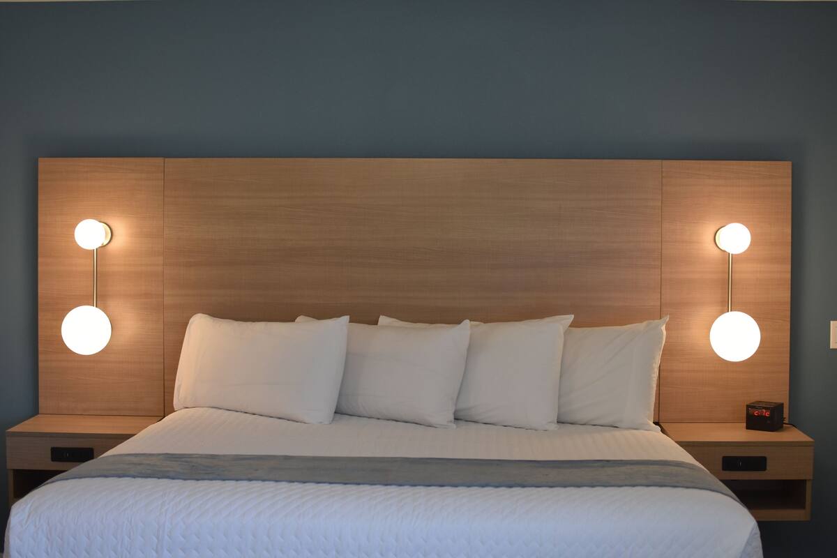 Comfort Studio Suite, 1 King Bed, Accessible, Refrigerator & Microwave