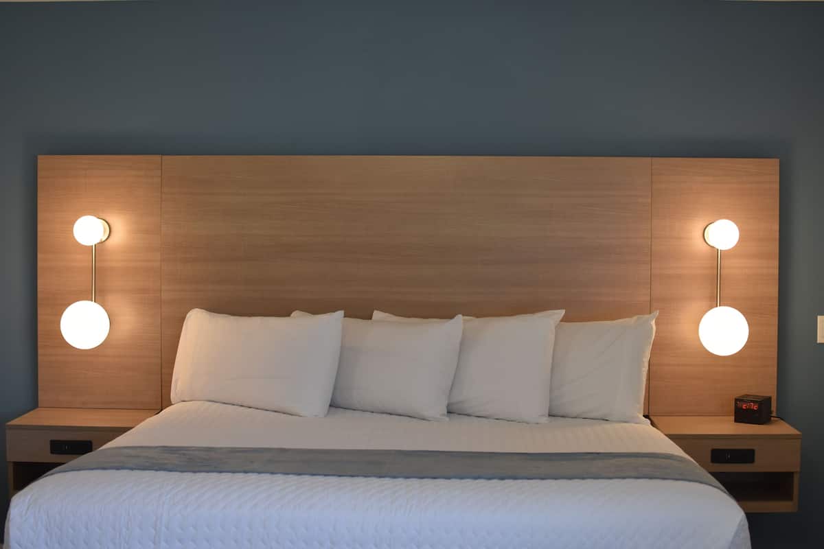 Comfort Studio Suite, 1 King Bed, Accessible, Refrigerator & Microwave | Blackout curtains, iron/ironing board, free WiFi, bed sheets