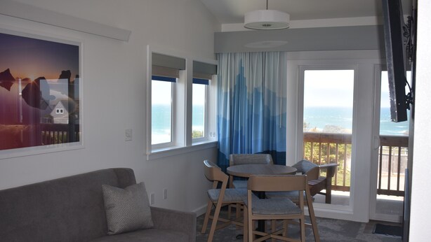 Studio Suite Bulan Madu, 1 Tempat Tidur King dengan tempat tidur Sofa, perapian, pemandangan samudra | Area keluarga