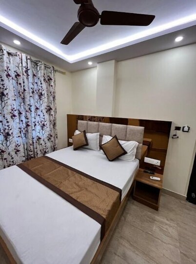 Hotel Mahalaxmi guest house-bedroom in hotel