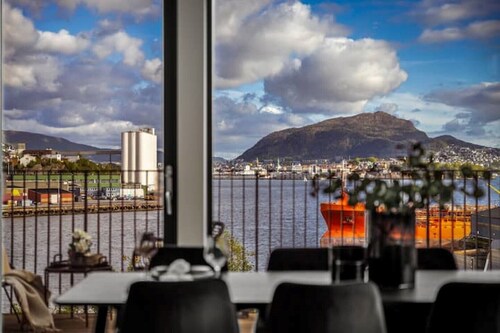 New! Luxurious Seafront Apt! Free Parking