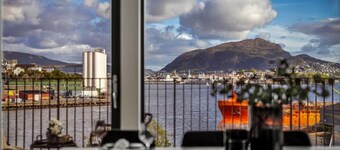 NEW! Luxurious Seafront Apt! Free parking