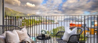 New! Luxurious Seafront Apt! Free Parking