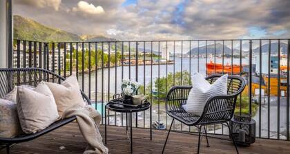 New! Luxurious Seafront Apt! Free Parking