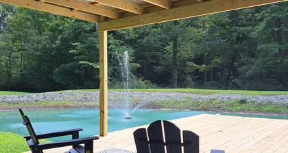 Private pond, fishing, on-site hiking, hot tub and only 15 minutes to Ash Cave!