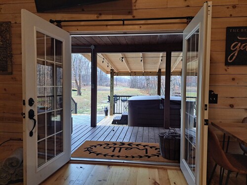 Private pond, fishing, on-site hiking, hot tub and only 15 minutes to Ash Cave! 