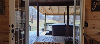 Private pond, fishing, on-site hiking, hot tub and only 15 minutes to Ash Cave! 