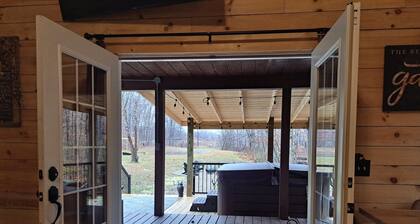 Private pond, fishing, on-site hiking, hot tub and only 15 minutes to Ash Cave!