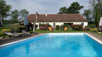 Una piscina al aire libre, una piscina climatizada
