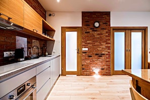 1 bedroom, iron/ironing board, cots/infant beds, free WiFi