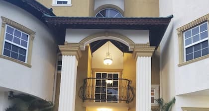 Luxury 3 Bedroom 3.5 Bathroom Suite. Close too beaches & local attractions.