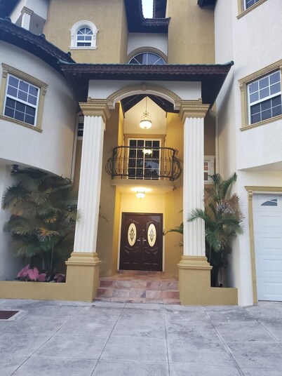 Luxury 3 Bedroom 3.5 Bathroom Suite. Close too beaches & local attractions.